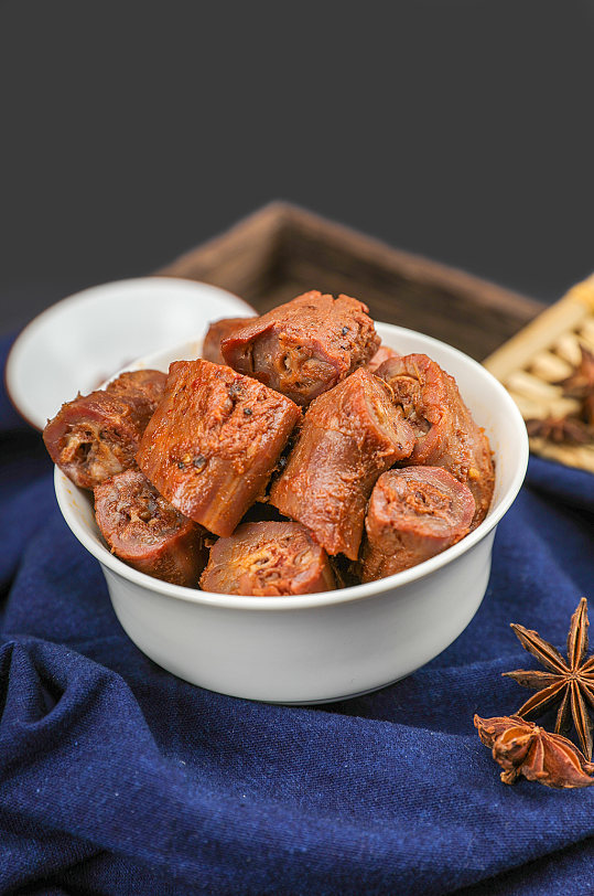 麻辣鸭脖鸭货卤味美食食品物品摄影图片