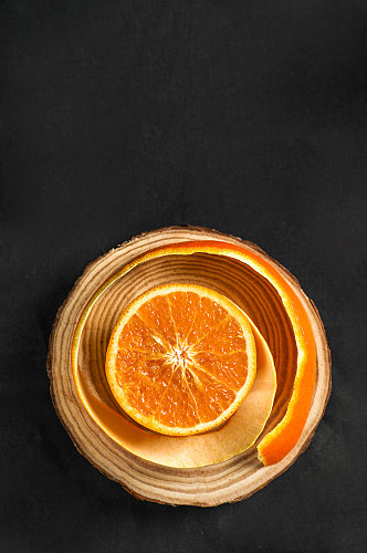 木桩上削皮橙子切片水果物品摄影图片