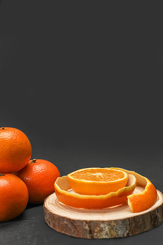 木桩上削皮橙子切片水果物品摄影图片