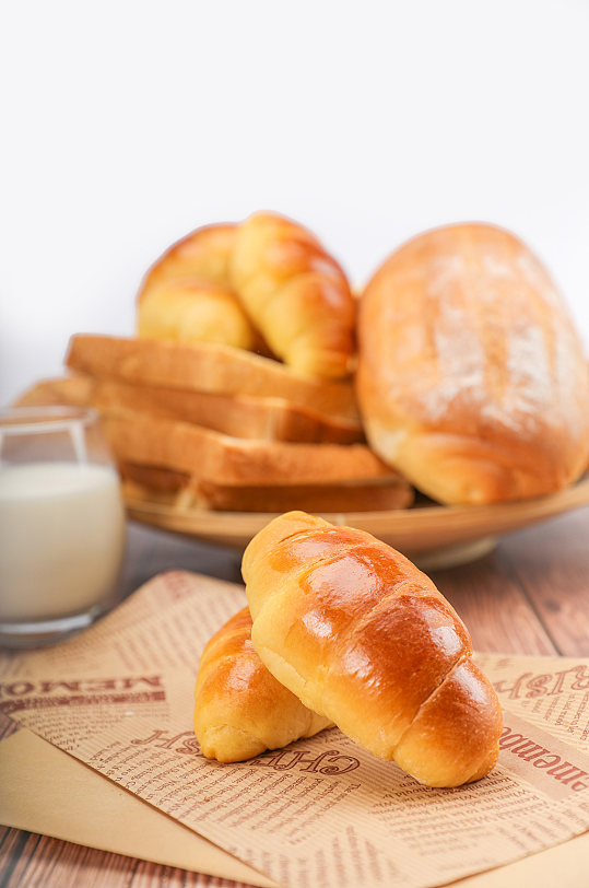 牛角包牛奶早餐面包食品物品摄影图片