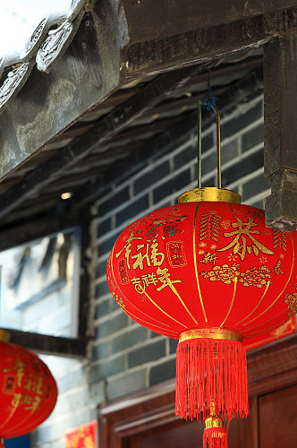 中式古风建筑屋檐挂灯笼摄影图片