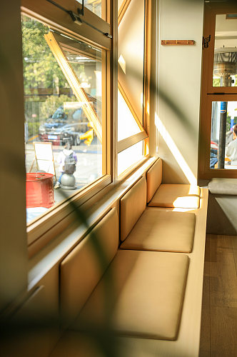 咖啡厅餐厅室内一缕阳光摄影图片