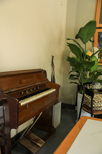 室内小清新复古钢琴元素摄影图片