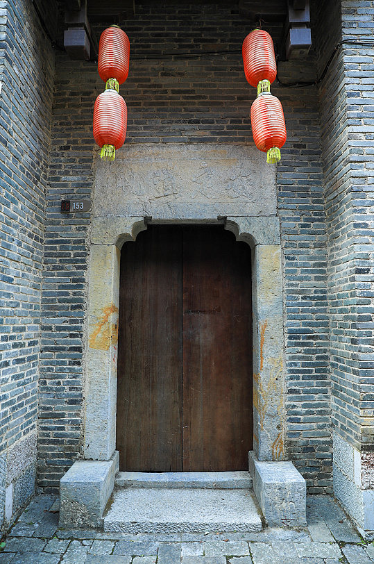 中式古镇建筑大门元素摄影图片