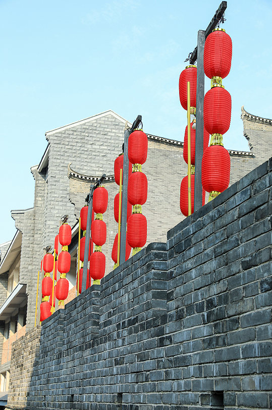 中式古镇建筑灯笼元素摄影图片