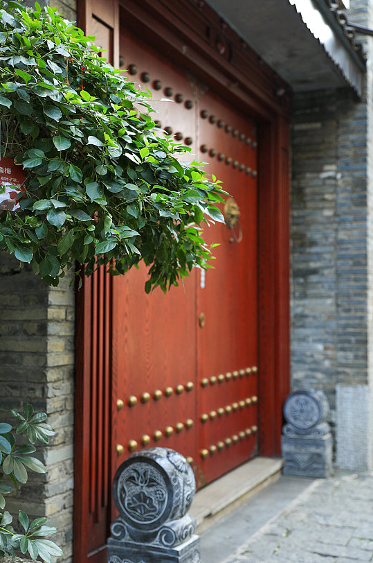 中式古镇建筑大门木门元素摄影图片