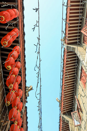 中式古镇建筑街景灯笼元素摄影图片