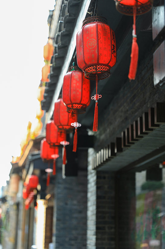 中式古镇建筑屋檐灯笼元素风光摄影图片