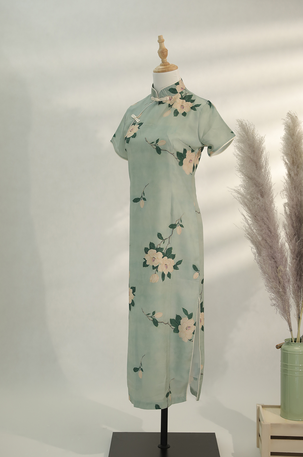 绿色旗袍春装服装摄影图片素材