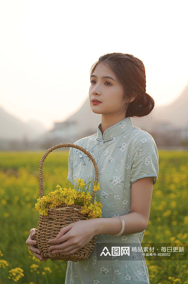 清新少女油菜花赏花季春季旗袍人物摄影图片素材