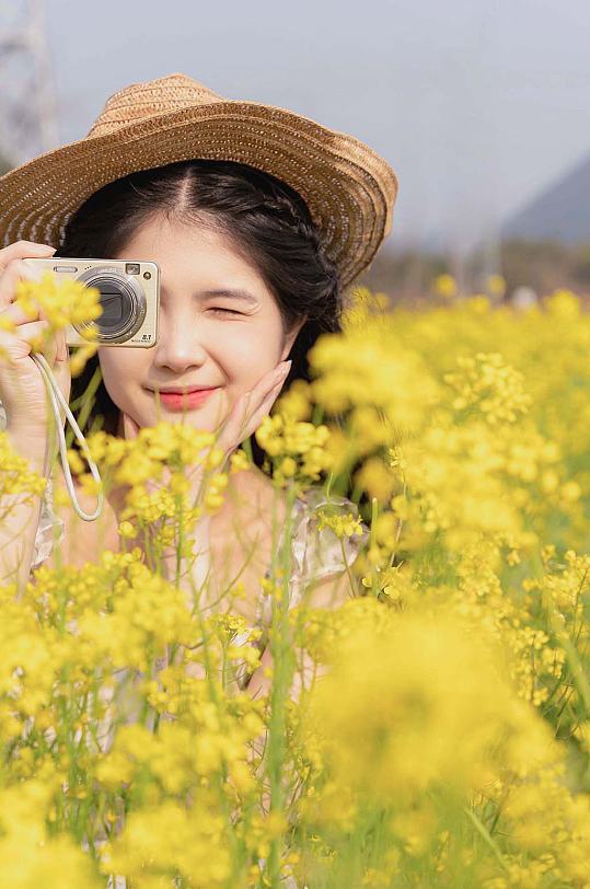 清新少女油菜花赏花季春季人物摄影图片