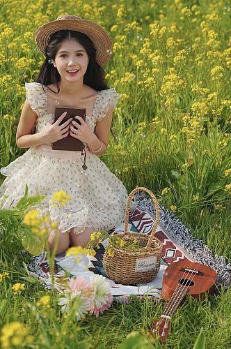 清新少女油菜花赏花季春季人物摄影图片
