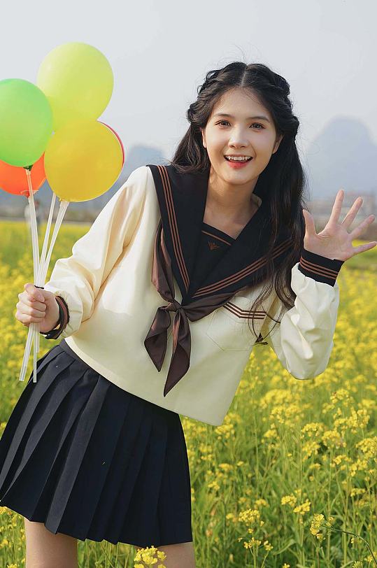 清新少女油菜花赏花季春季校服人物摄影图片-众图网