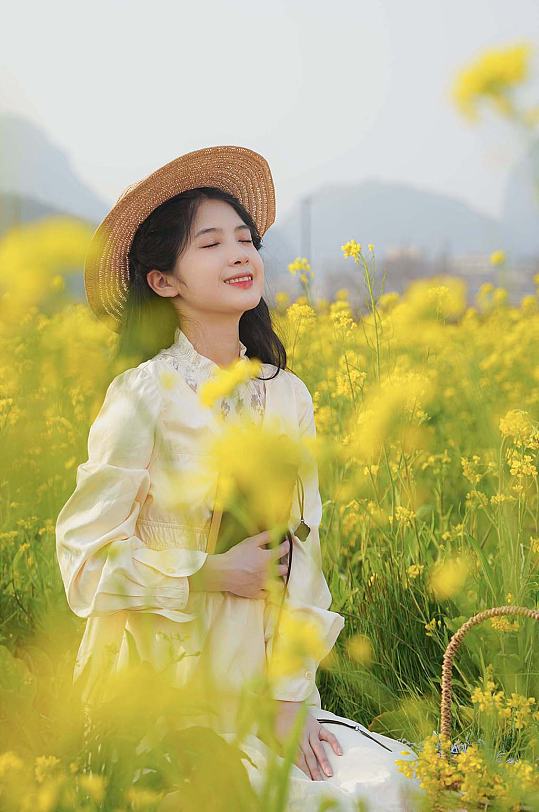 清新少女油菜花赏花季春季人物摄影图片-众图网