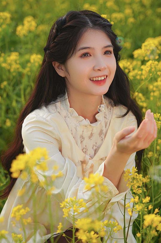 清新少女油菜花赏花季春季人物摄影图片-众图网