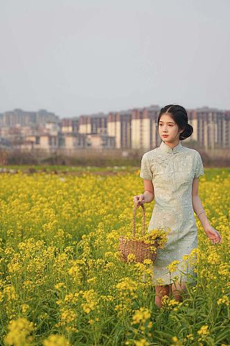 清新少女油菜花人物摄影图片