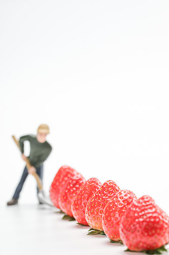 微缩小人工人草莓排列水果食物物品摄影图片