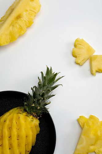 削皮菠萝切块菠萝水果食物物品摄影图片