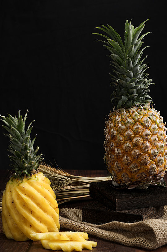 削皮菠萝新鲜菠萝水果食物物品摄影图片