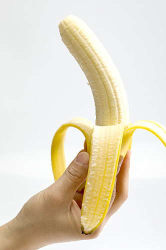 手握新鲜剥皮香蕉水果食物物品摄影图片