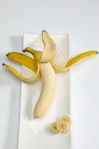 盘装剥皮香蕉切片水果食物物品摄影图片