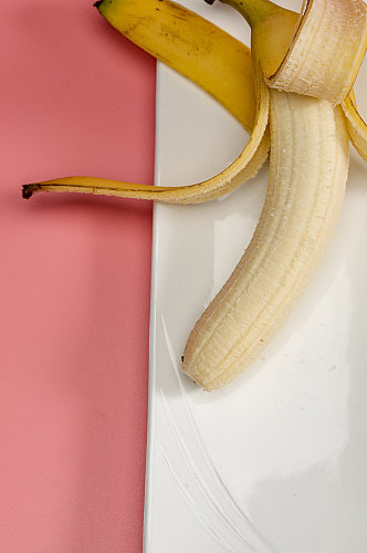 盘装剥皮香蕉水果食物物品摄影图片
