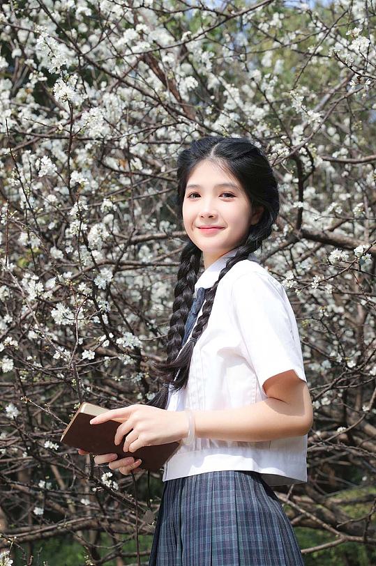 清新少女校服赏花季春季校服樱花人物摄影图片-众图网