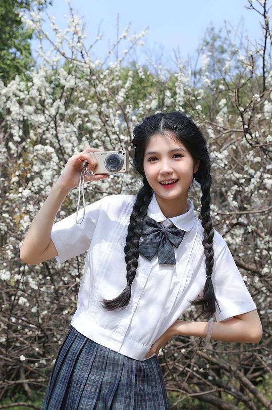 赏花季春季校服清新少女拿相机校服樱花人物摄影图片-众图网