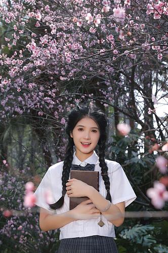 赏花季春季校服少女校服樱花人物摄影图片