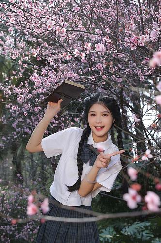 赏花季春季校服少女校服樱花人物摄影图片