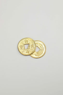 两枚铜钱货币金融贸易摄影图片