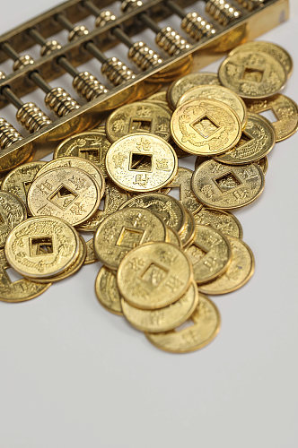 一堆铜币货币算盘金融贸易摄影图片