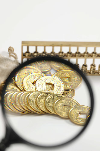 一堆铜币货币算盘放大镜金融贸易摄影图片