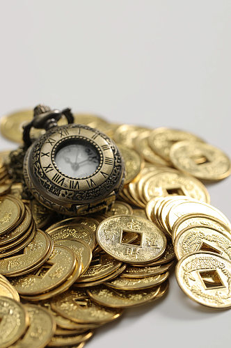 一堆铜币货币怀表金融贸易摄影图片