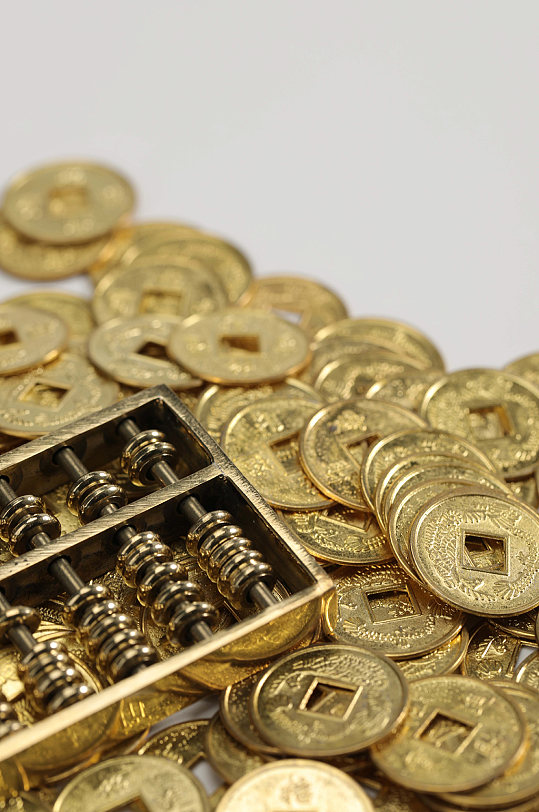 一堆铜币货币算盘金融贸易摄影图片-众图网