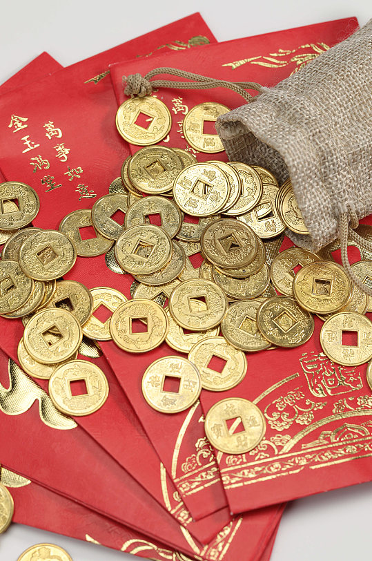 过年一堆钱币红包春节元素摄影图片