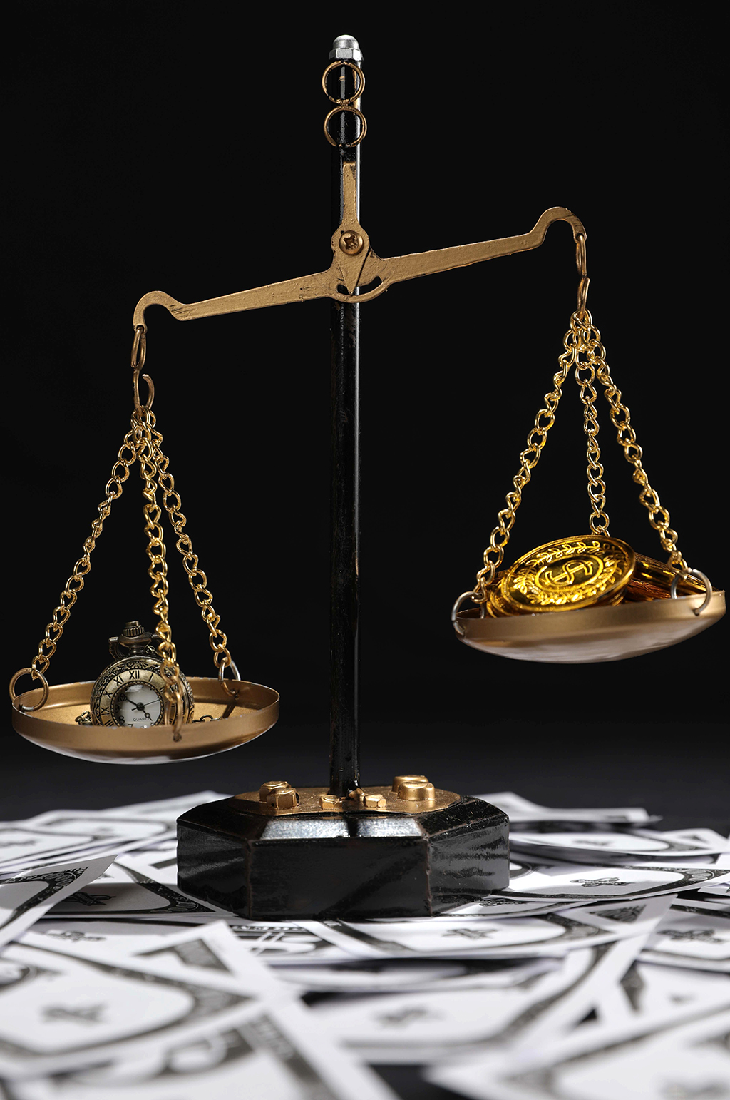 天平货币金币怀表金融贸易摄影图片素材