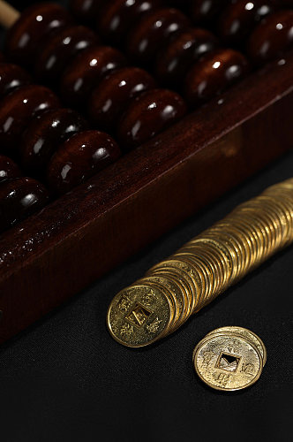 一排铜币货币算盘金融贸易摄影图片