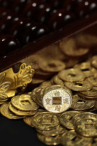 一堆铜币货币算盘金融贸易摄影图片