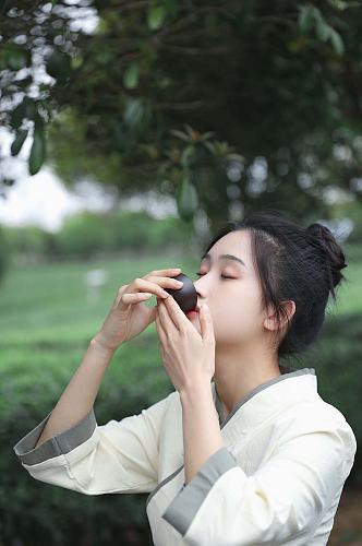 汉服采茶少女春季茶园喝茶人物摄影图片