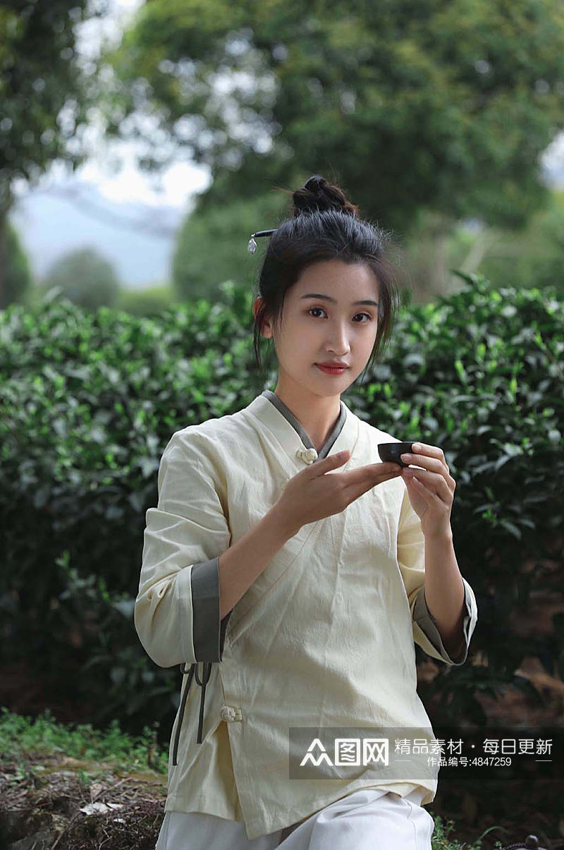 汉服采茶少女春季茶园茶叶喝茶人物摄影图片素材