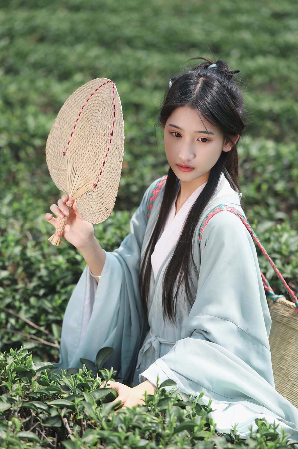 汉服采茶少女竹篓春季茶园茶叶人物摄影图片素材