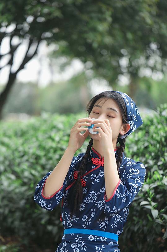 小清新茶叶春季茶园采茶少女喝茶人物摄影图