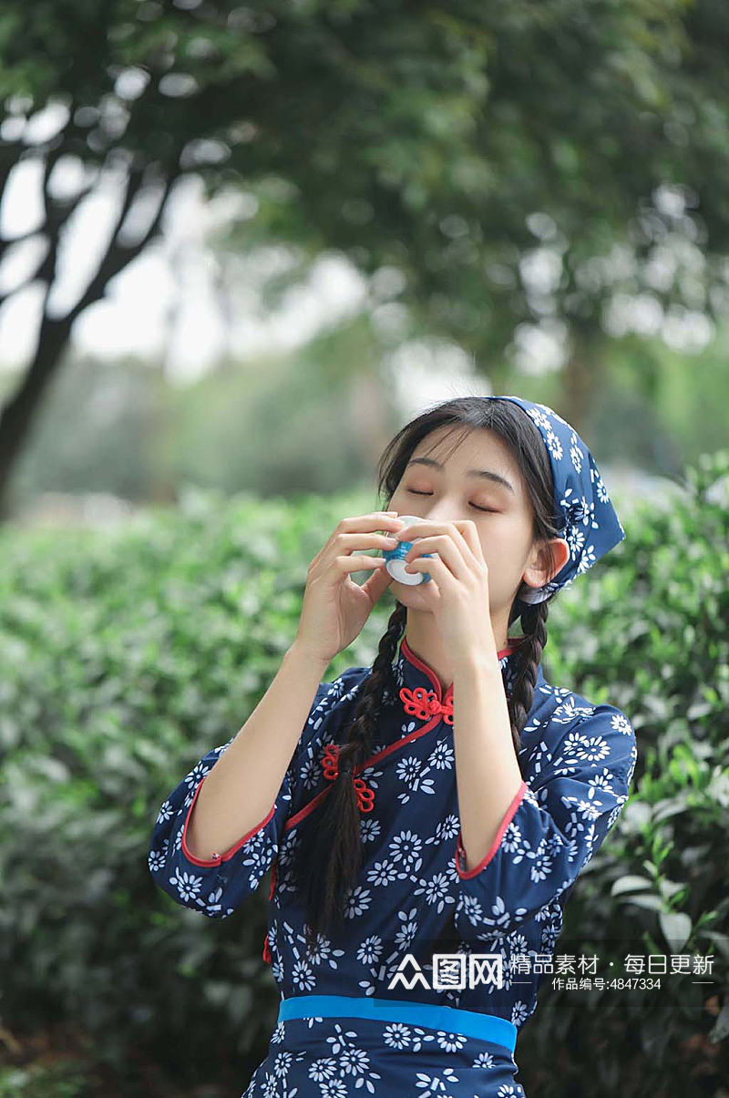 小清新茶叶春季茶园采茶少女喝茶人物摄影图素材