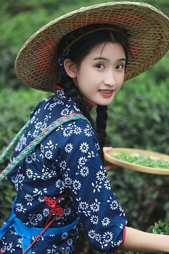小清新茶叶春季茶园采茶少女人物摄影图