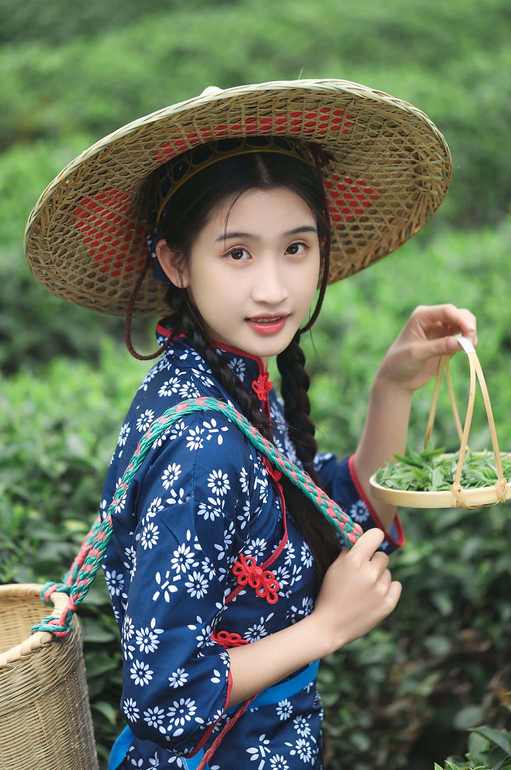 小清新茶叶春季茶园采茶少女人物摄影图素材