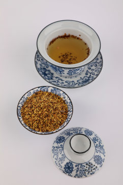 中式茶具冲泡桂花花茶茶叶摄影图片