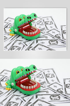 玩具鳄鱼储蓄货币金融保险物品摄影图片