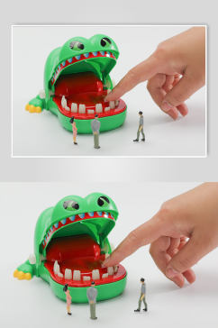 玩具鳄鱼微缩小人金融保险物品摄影图片