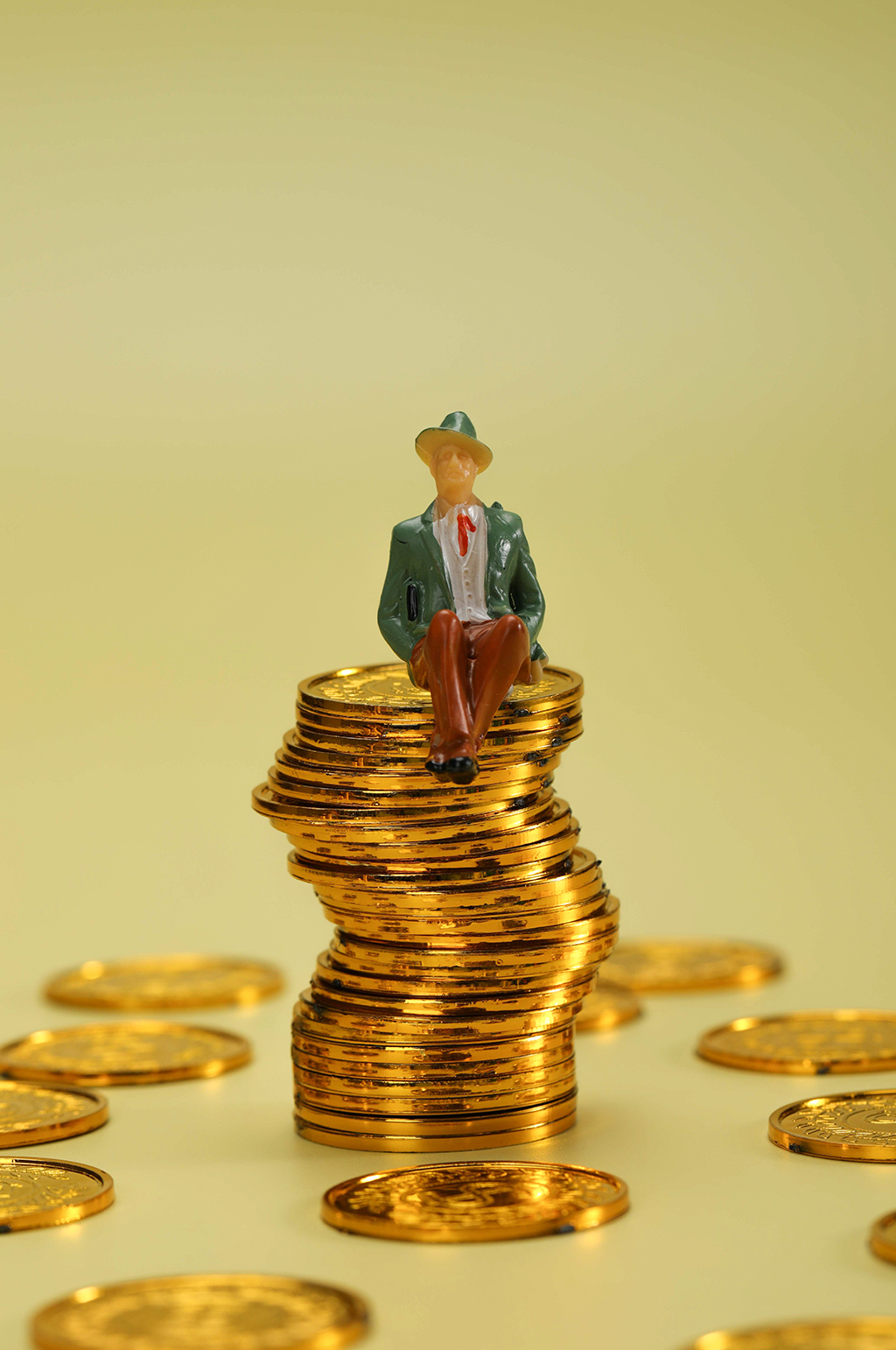 創(chuàng)意微縮小人儲蓄貨幣金融保險物品攝影圖片素材